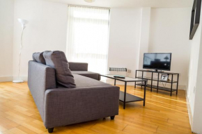 Serviced Apartment In Liverpool City Centre - Free Parking - Balcony - by Happy Days